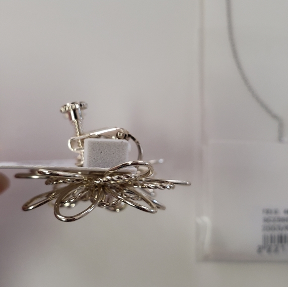 NWT Flower Cutout Earrings Horse Shoe Necklace - Picture 11 of 13